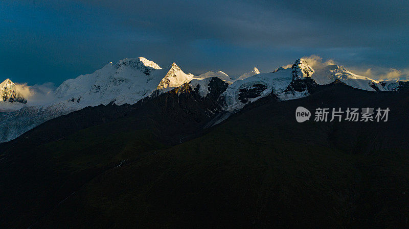 西藏自治区那曲地区的萨普雪山和冰川