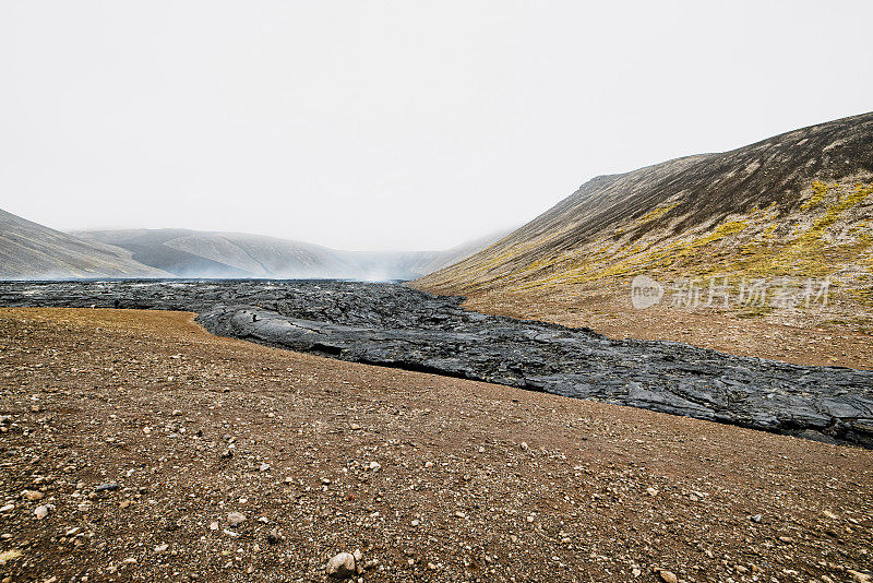 看起来很明显的河流冷却熔岩变成了黑色火山岩-冰岛