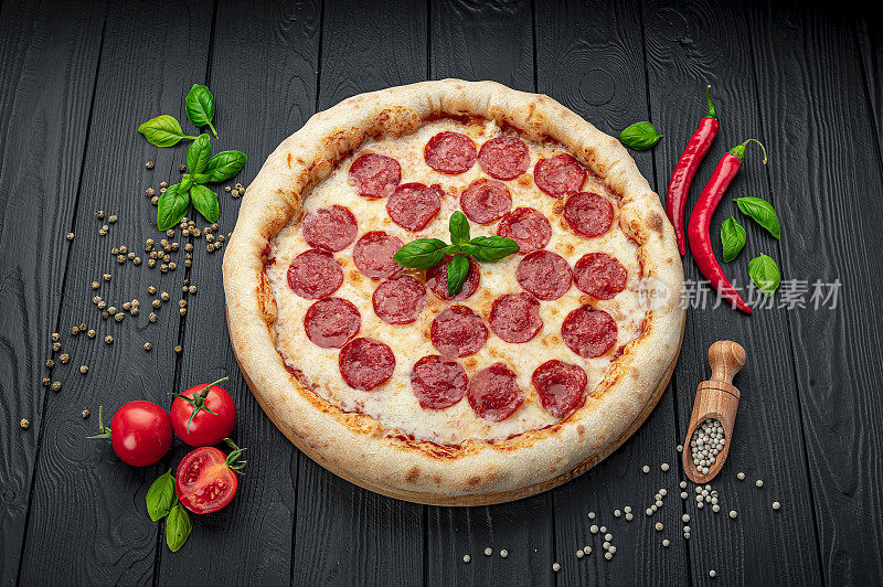 美味的意大利辣香肠披萨和烹饪材料番茄罗勒