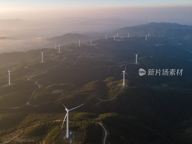 云海和山上的风电场