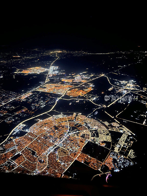 从座舱角度拍摄的空中夜景垂直夜景照片