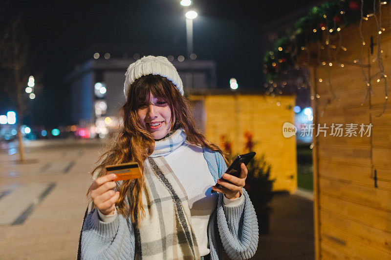 美丽的年轻女子圣诞购物网上