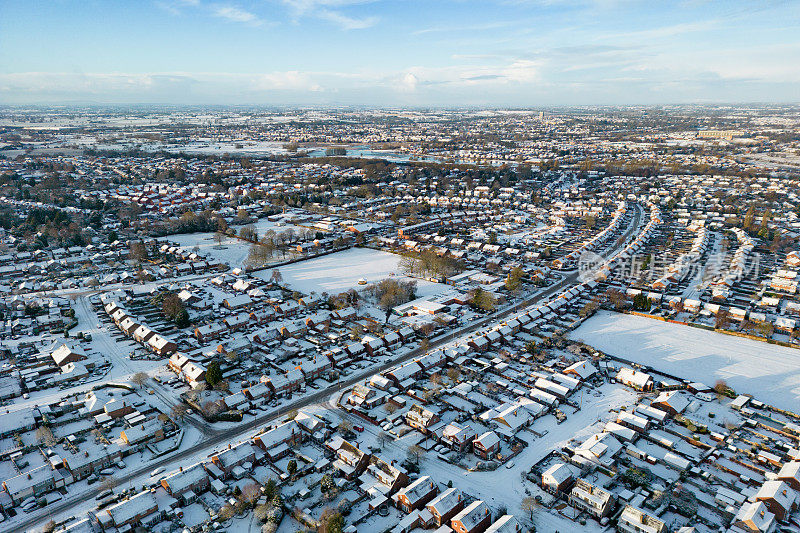 鸟瞰典型的英国住宅小区覆盖在冬季雪