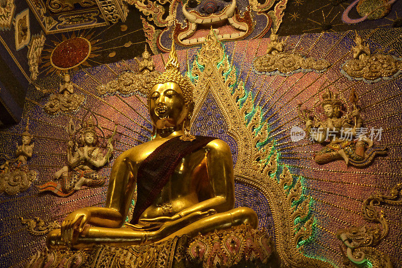 曼谷佛寺室内金色佛像雕塑