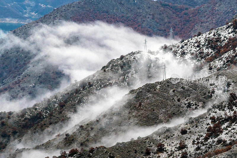 冬季景观有山、路、湖、雾