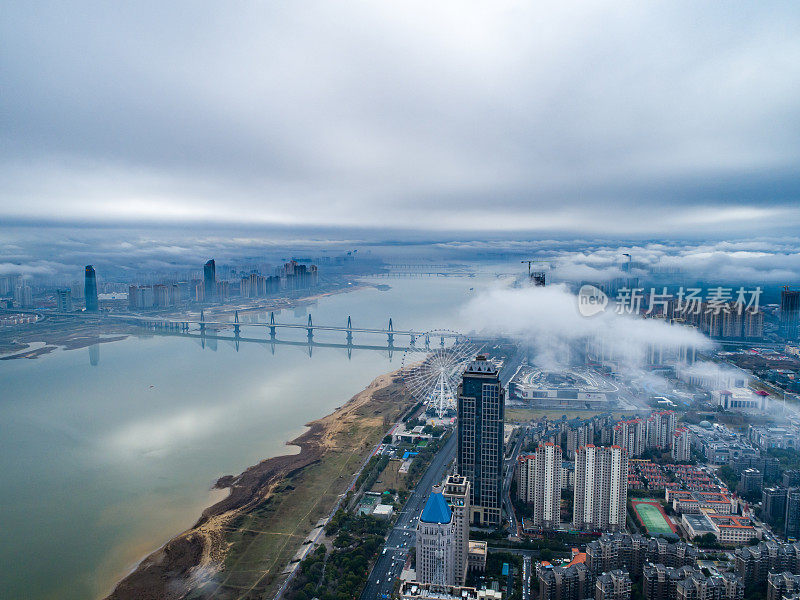 中国上海城市景观平流雾的航空摄影