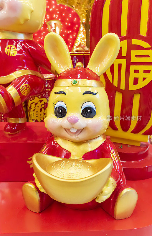 中国传统金兔像，2023年是兔年，硬币上的汉字翻译成:新年好祝福。