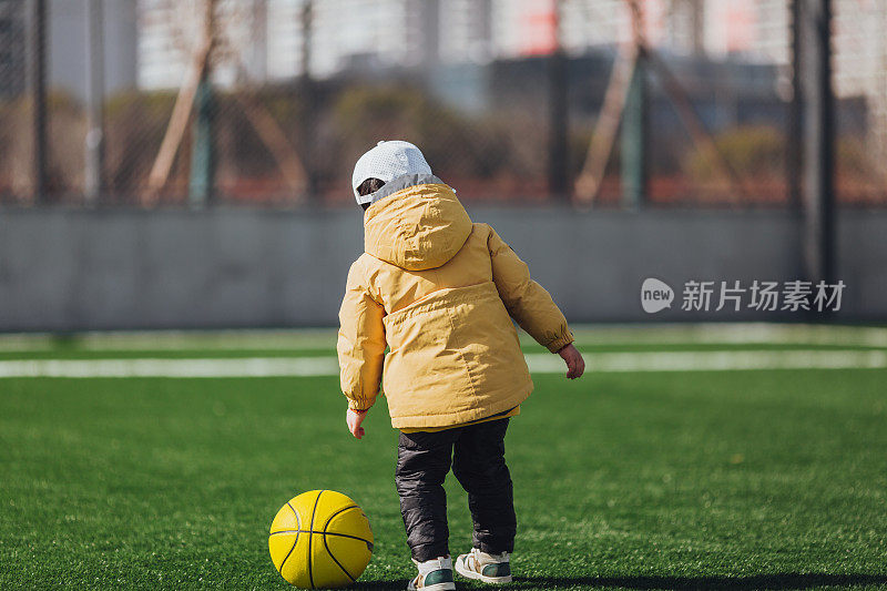 打篮球的男孩