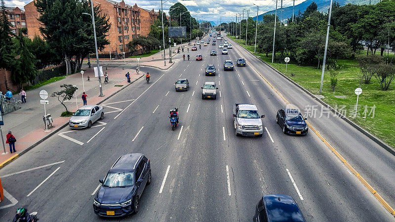 哥伦比亚波哥大北部高速公路上的车辆
