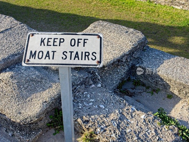 不寻常的标志警告进入圣马科斯城堡护城河的危险