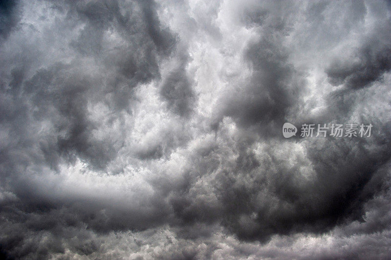 暴风雨前的暗积雨云