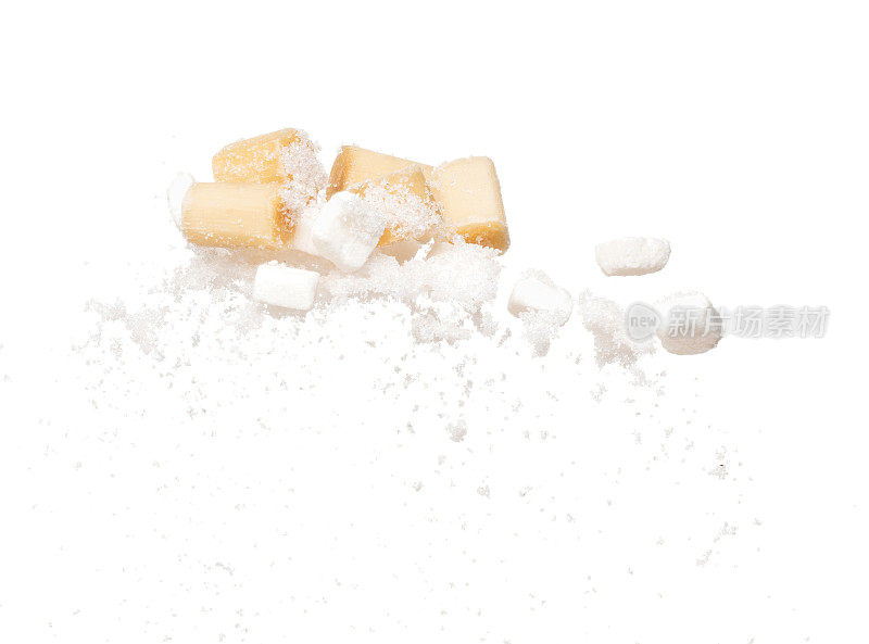纯炼甘蔗方块飞爆炸，黄剁甘蔗抽象云飞。纯精制糖甘蔗切成方块溅停在空中，食品对象设计。白色背景隔离