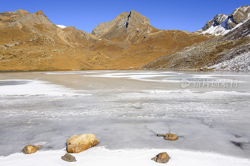 冻结的冰湖-基科塔尔，尼泊尔，亚洲
