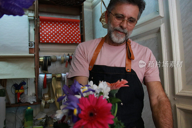 花店工人在做花卉装饰