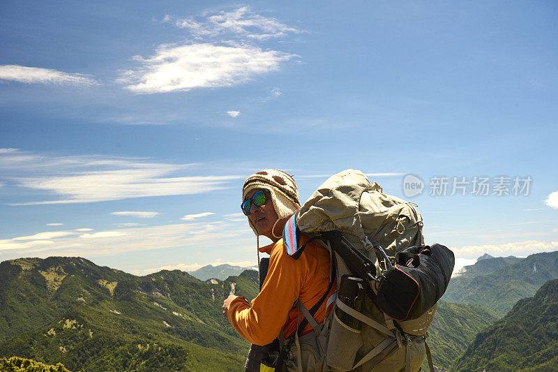 在山上徒步旅行的人的肖像。