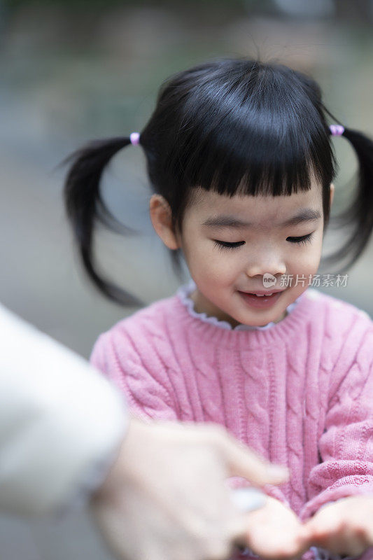 可爱的亚洲小女孩，儿童肖像照片，在公园里快乐地玩耍