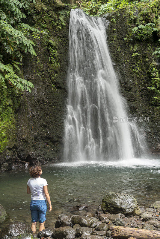 在亚速尔群岛的圣米格尔岛，瀑布旁的妇女