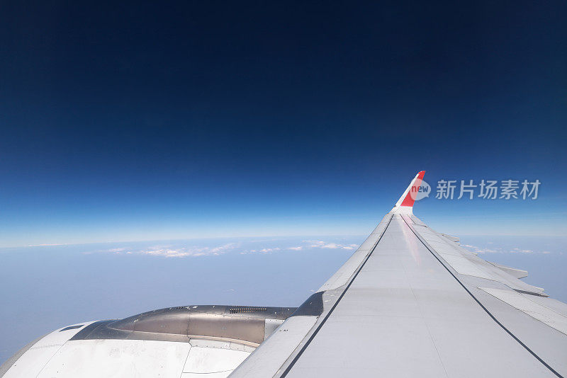 飞机在蓝天中飞行，在云和阳光下，飞机的窗户进入开阔的天空，用翅膀旅行旅游航空运输概念水平平面矢量插图
关键词: