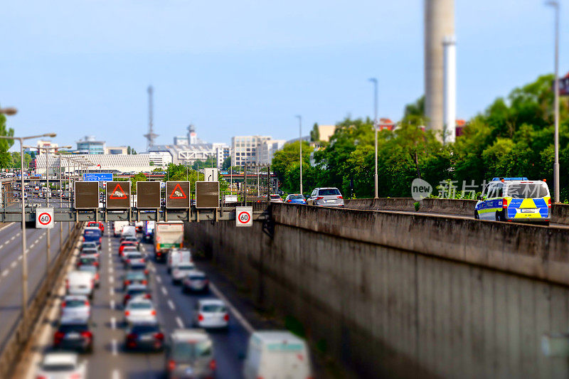 柏林城市高速公路交通堵塞的高角度视图