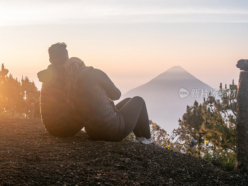 一对夫妇观赏火山