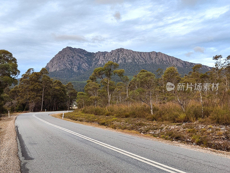 通往塔斯马尼亚州谢菲尔德罗兰山的道路