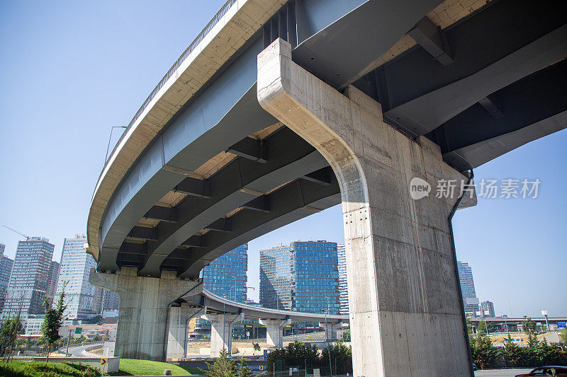 高速公路上用于交通运输的高架桥建设