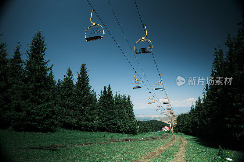 夏季山区架空电缆