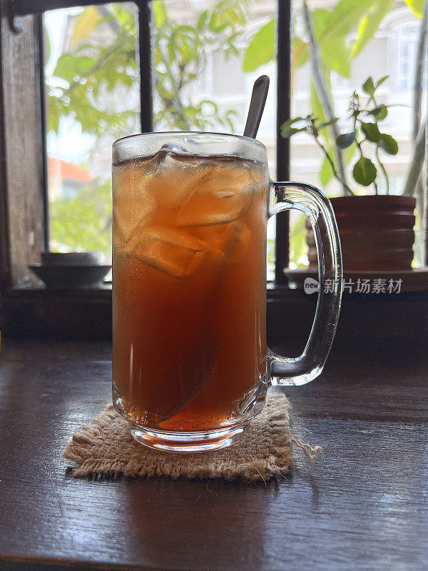 传统槟榔屿肉豆蔻果汁汽水在咖啡厅供应，马来西亚