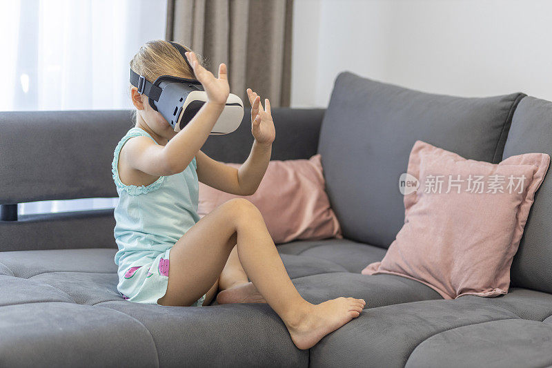 小女孩戴着虚拟现实眼镜