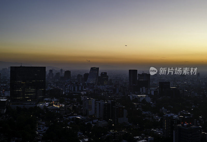 日出时的墨西哥城市景