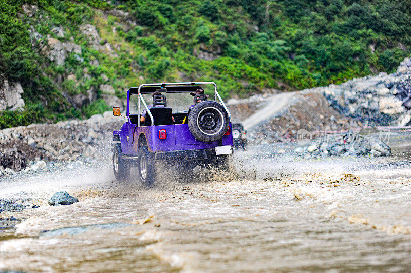 穿过清澈湛蓝的4x4水