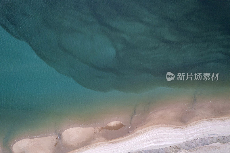 垂直鸟瞰干净的白色海滩和深蓝色的海水