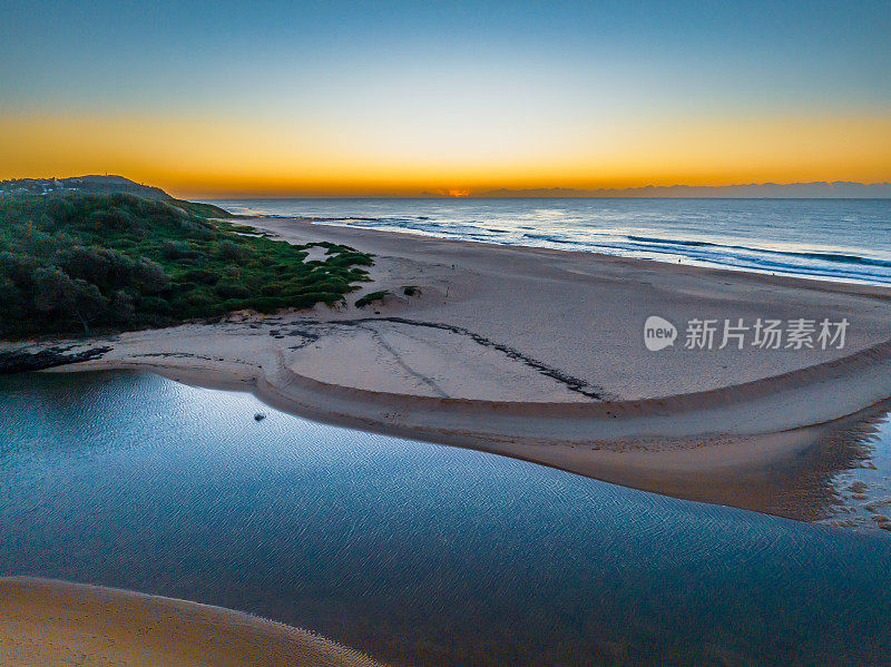 大海和泻湖上的日出