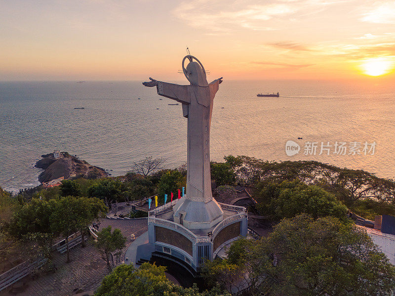 鸟瞰越南凤头市，俯瞰这座宁静美丽的海滨城市，站在凤头市Nho山上的基督雕像后面。