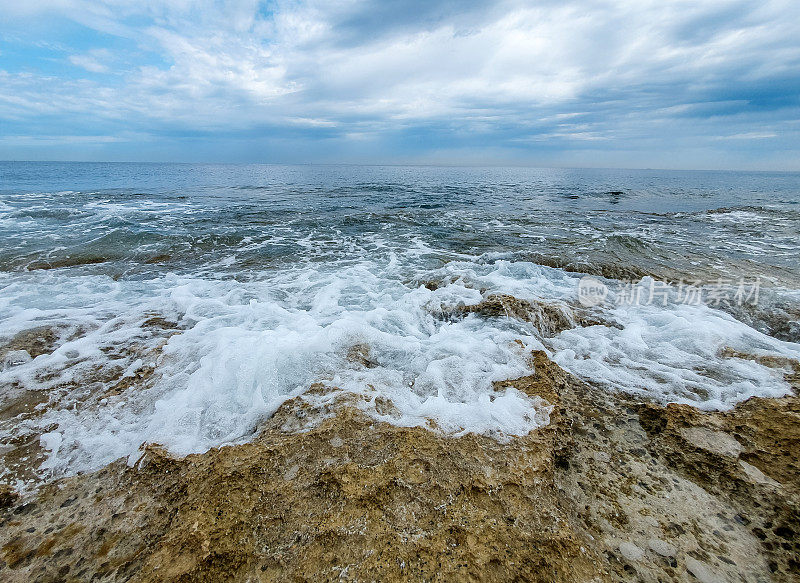 马耳他的岩石海岸线和海洋