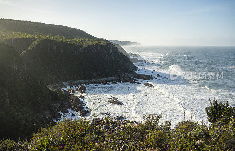 风景优美的岩石海岸线，海浪汹涌