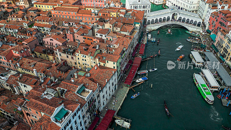 意大利威尼斯鸟瞰图，威尼斯建筑和运河的无人机拍摄，威尼斯里亚托桥鸟瞰图，贡多拉和里亚托桥