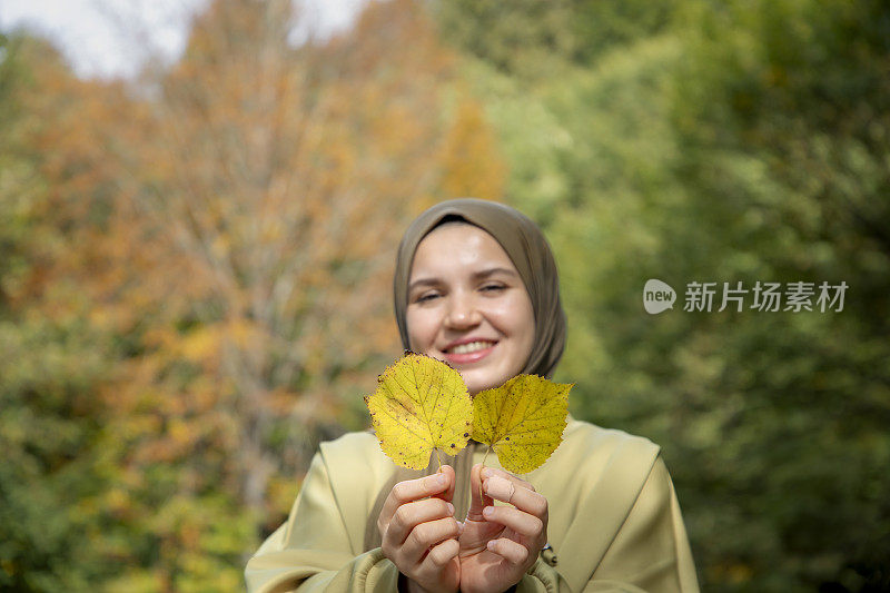 秋叶和戴头巾的美女