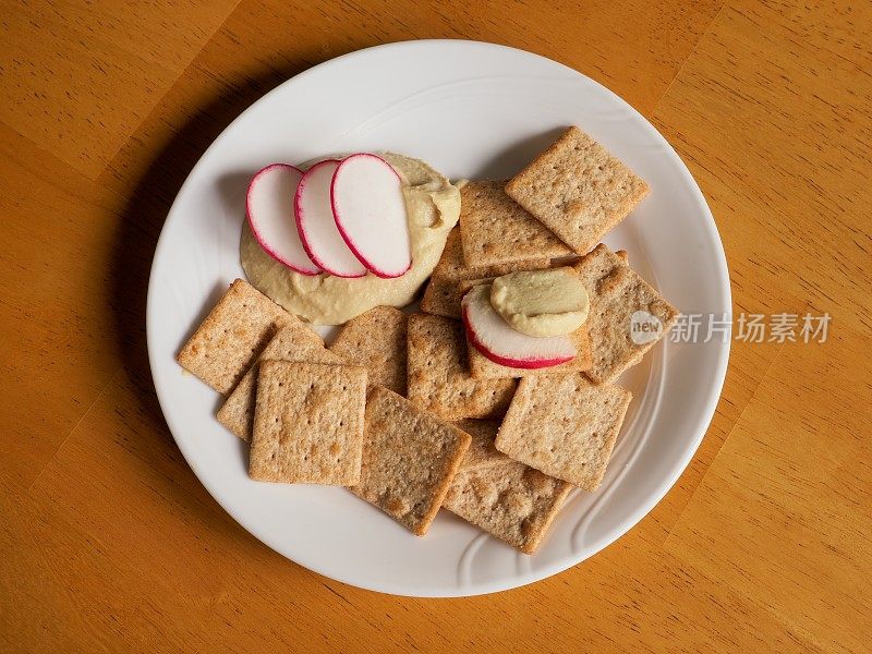 健康的鹰嘴豆泥，萝卜片和饼干，开胃菜或零食