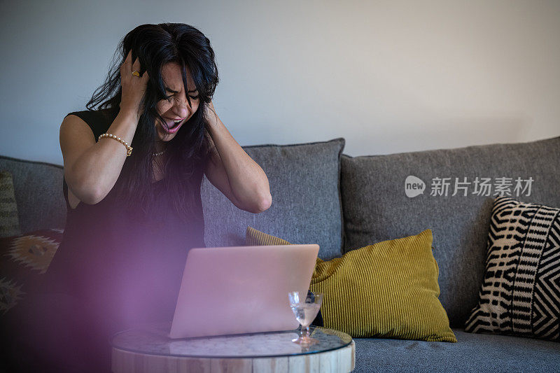 一名女子在做瑜伽尖叫疗法