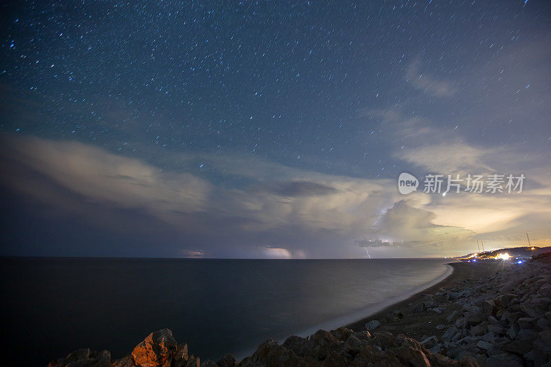 海边的夜空闪着闪电。