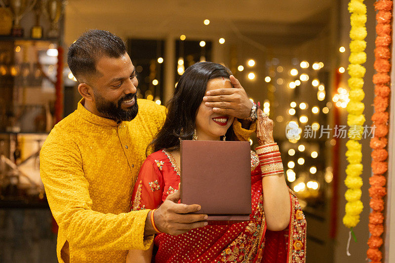 年轻的印度丈夫会在排灯节或结婚纪念日送她珍贵的珠宝礼物，给她一个惊喜。丈夫和妻子在节日场合穿着传统服装。