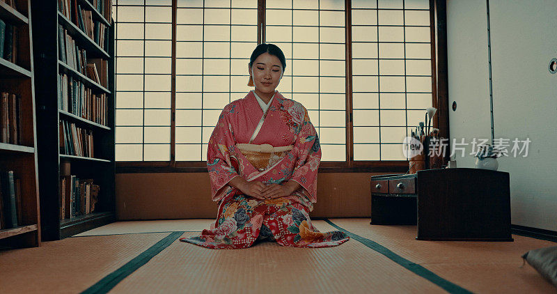 女人、日本人在传统榻榻米房间里进行禅宗文化、感恩或仪式。亚洲人，跪和服为正念护理疗愈或竹地板，敬拜或圣洁