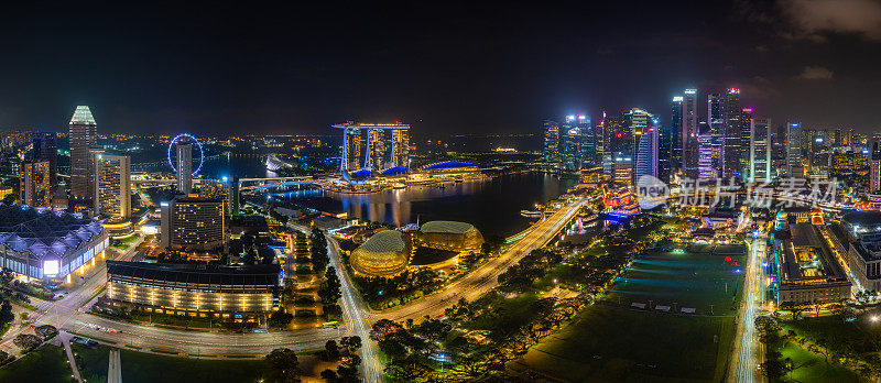 日出时新加坡城市天际线的夜间全景