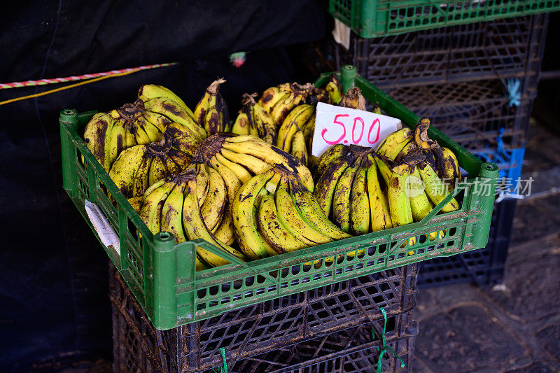 毛里求斯市场上的香蕉箱