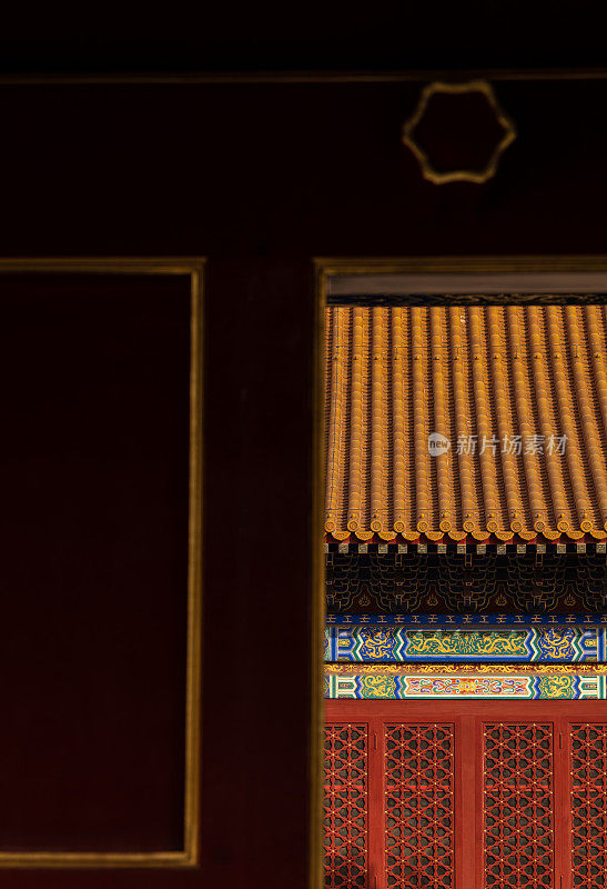 从门口眺望中国传统建筑。紫禁城，中国北京