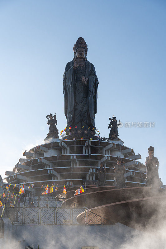 越南德宁省巴登山旅游区的景色。一个独特的佛教建筑，海拔最高，从下面看是非常美丽的。