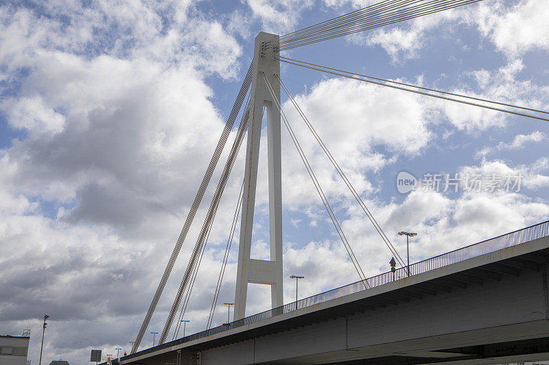 莱茵河上的公路桥与多云的天空