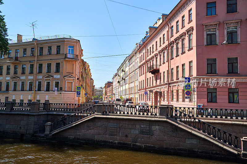 城市景观的堤岸街道和水格里博多夫水道与楼梯，圣彼得堡