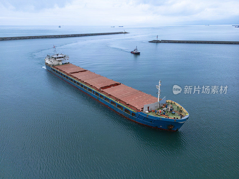 拖船随船进货港。国际港口的货船鸟瞰图和国际海运。